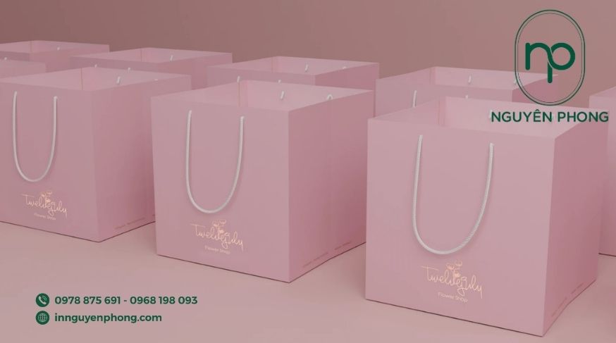 Mẫu túi giấy đựng hoa in logo ép nhũ